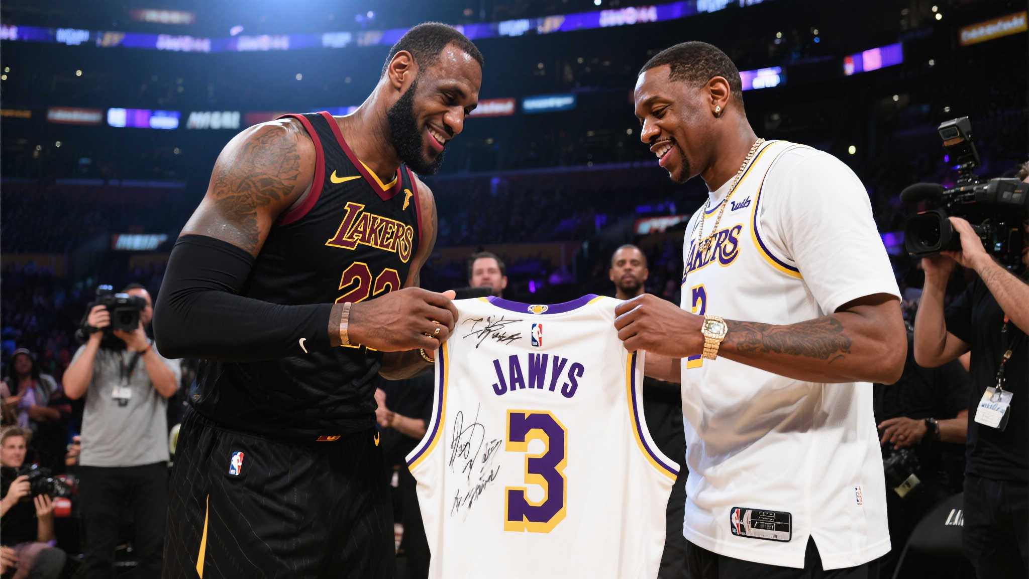 詹姆斯与Jay-Z活动现场互赠签名球衣,展现跨界友谊 詹姆斯与Jay-Z活动现场互赠签名球衣,展现跨界友谊